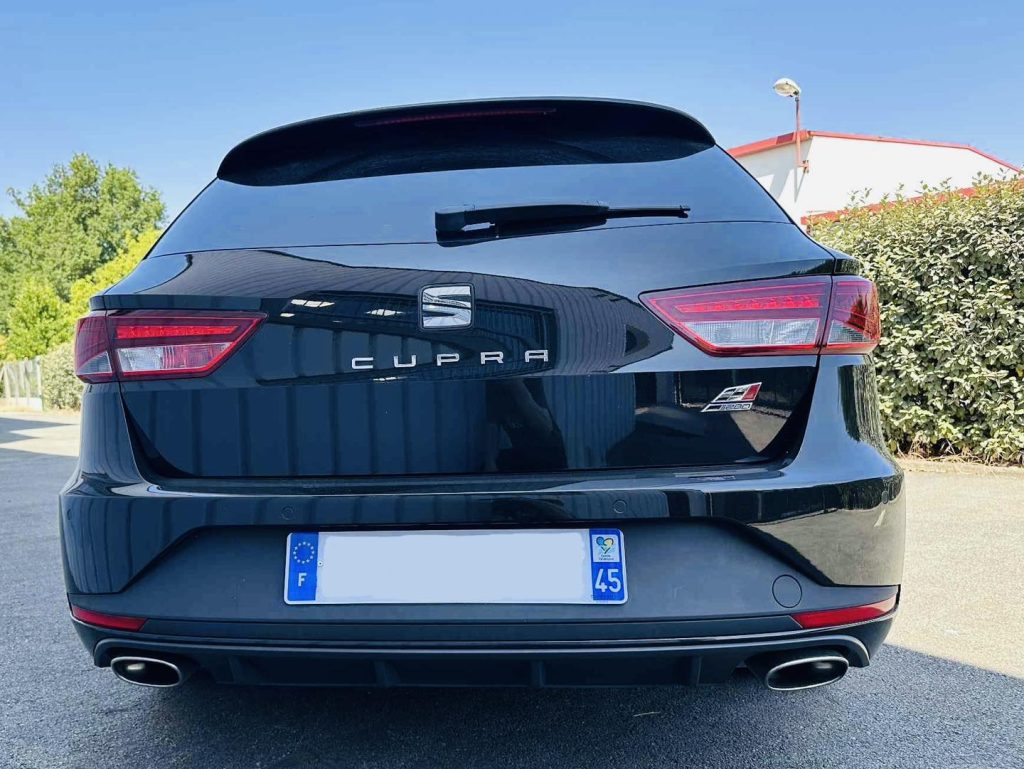 Peut être une image de voiture et texte