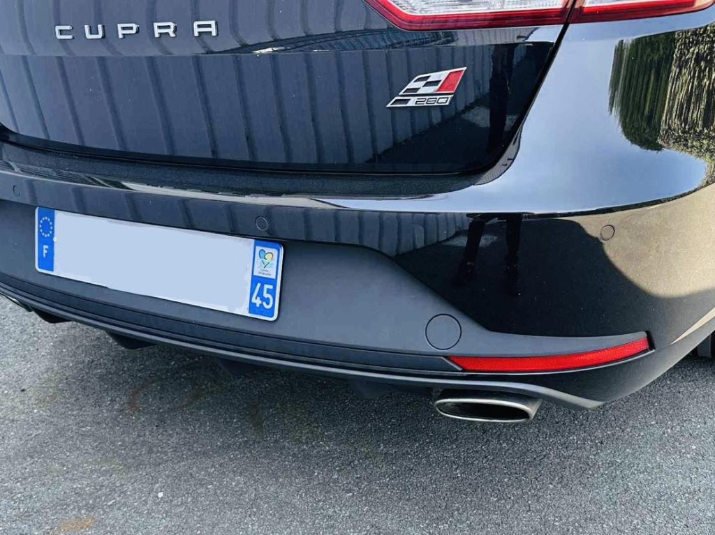 Peut être une image de voiture et texte qui dit ’CUPRA 260 F 45’