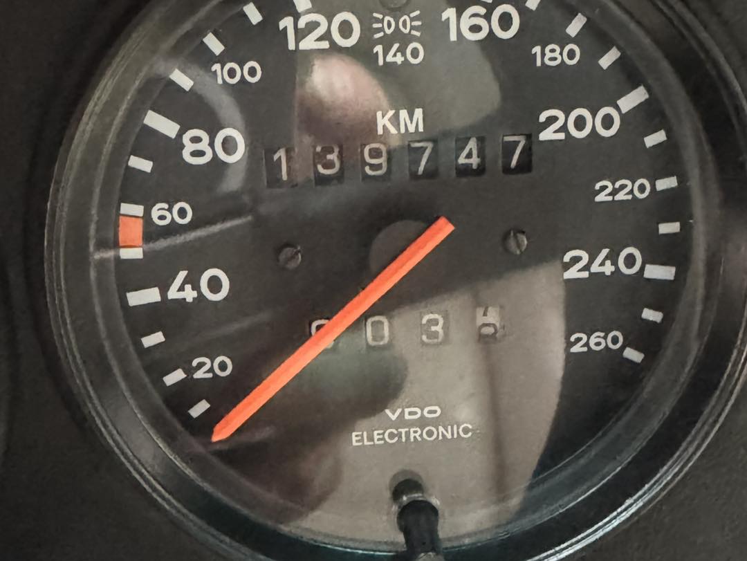 Peut être une image de texte qui dit ’120 三哈 160 140 180 100 80 KM 200 139747 60 220 40 240 20 03= 0 260 VDO ELECTRONIC’